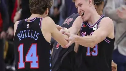 火箭末段轮换哈林，常规赛54胜鹈鹕败北，17年战绩第二。