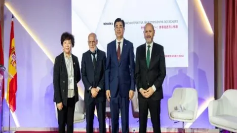 德里克-怀特三分线外神勇表现，全场最高34分闪耀！